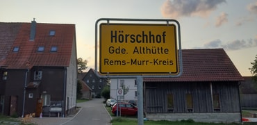 Haupthaus links und Scheuer rechts